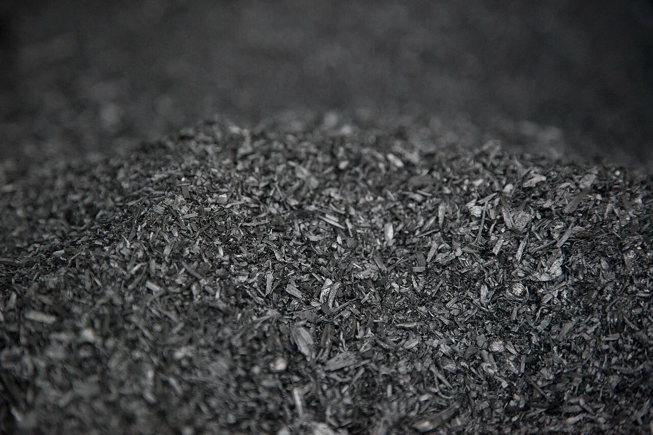 Gros plan de biochar : fragments de charbon végétal noir.